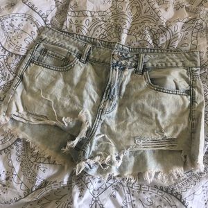 AMERICAN EAGLE TOMGIRL SHORTIE DENIM SHORTS